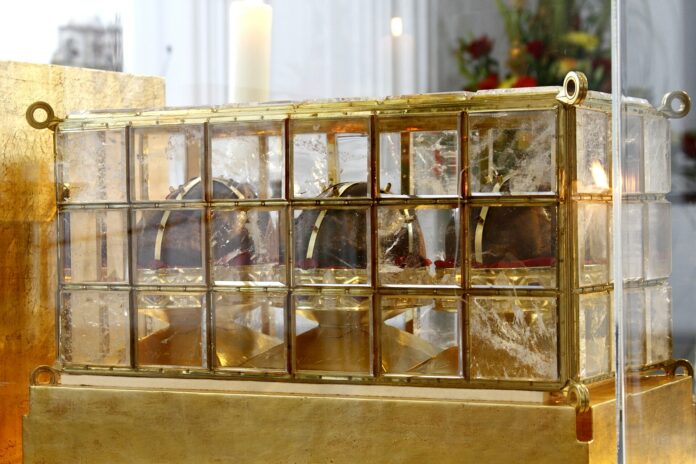 Relics_of_Saints_Kilian,_Kolonat_and_Totnan_-_St._Kilian's_Cathedral_-_Würzburg_-_Germany_2017_(3)