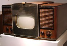 Dystopias and Warping Truth